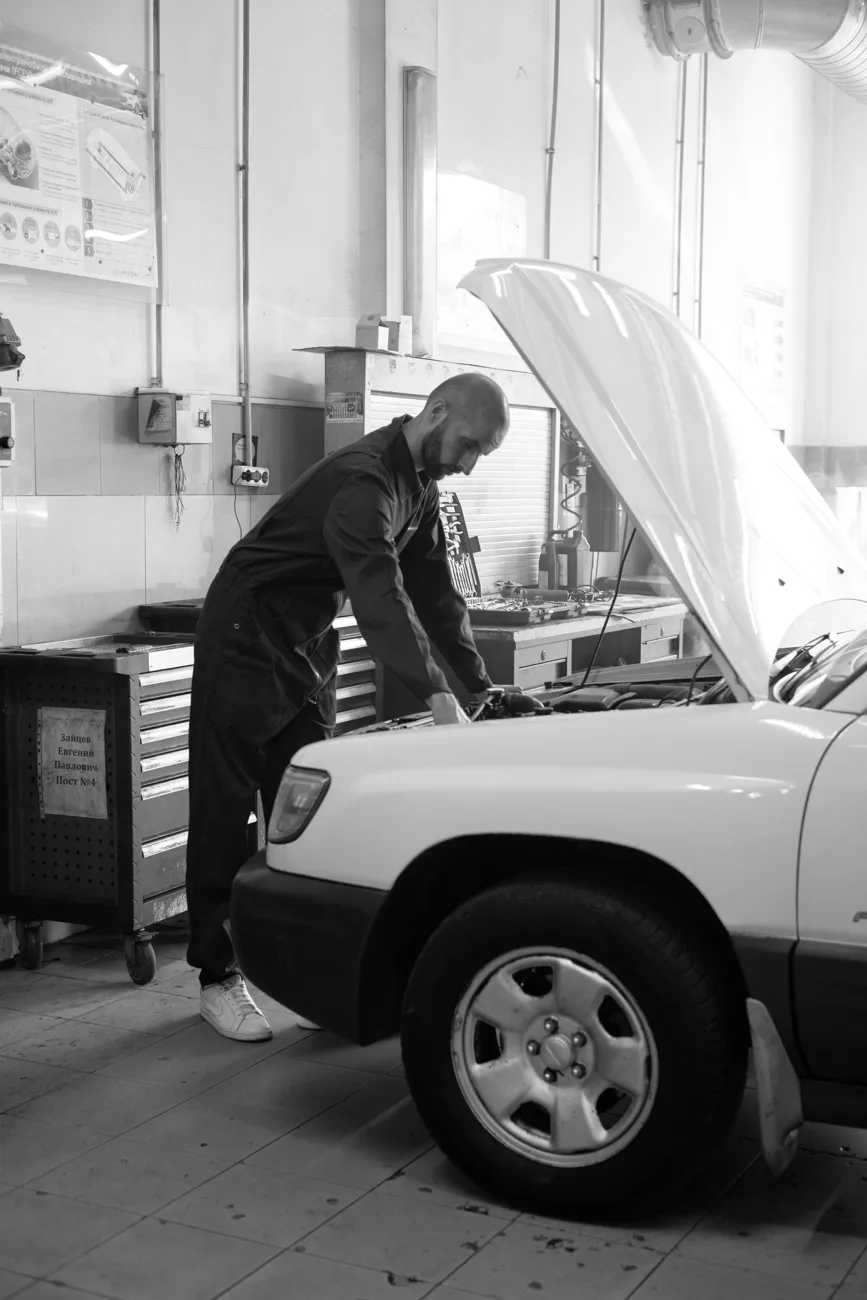 Car mechanic — illustrative workshop photograph